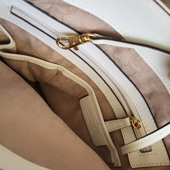 MICHAEL KORS Elegant White Tote Bag - Picture 3 of 8